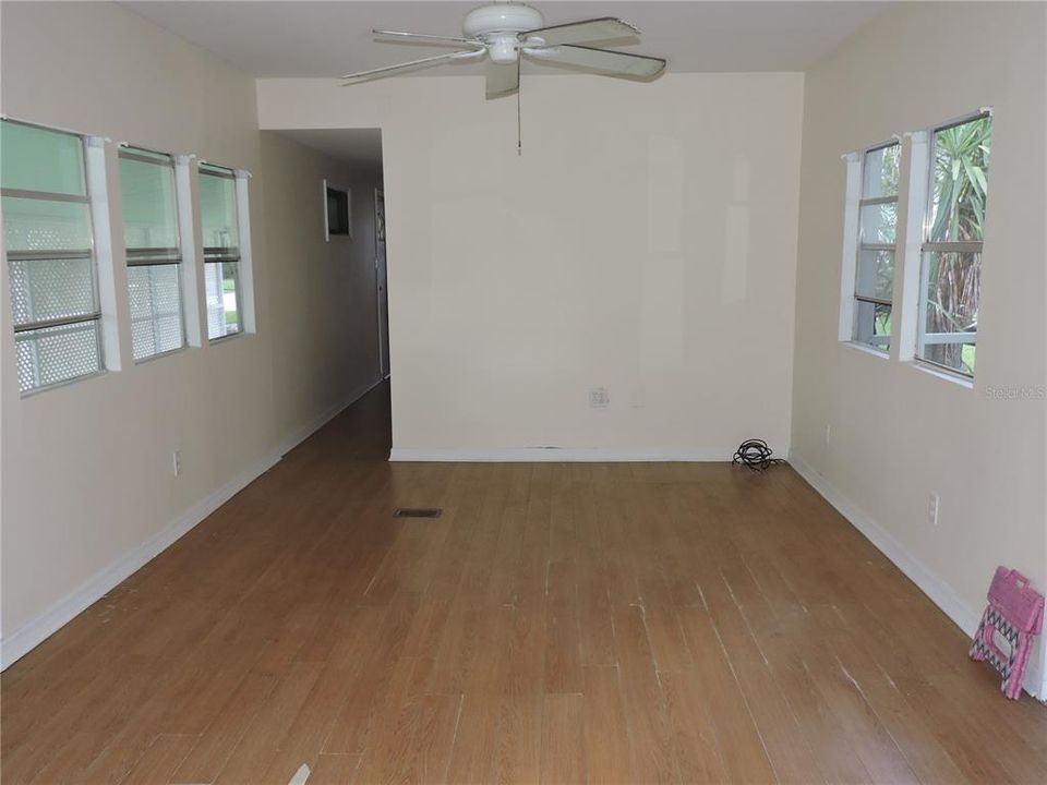 待售: $164,900 (2 贝兹, 1 浴室, 1166 平方英尺)