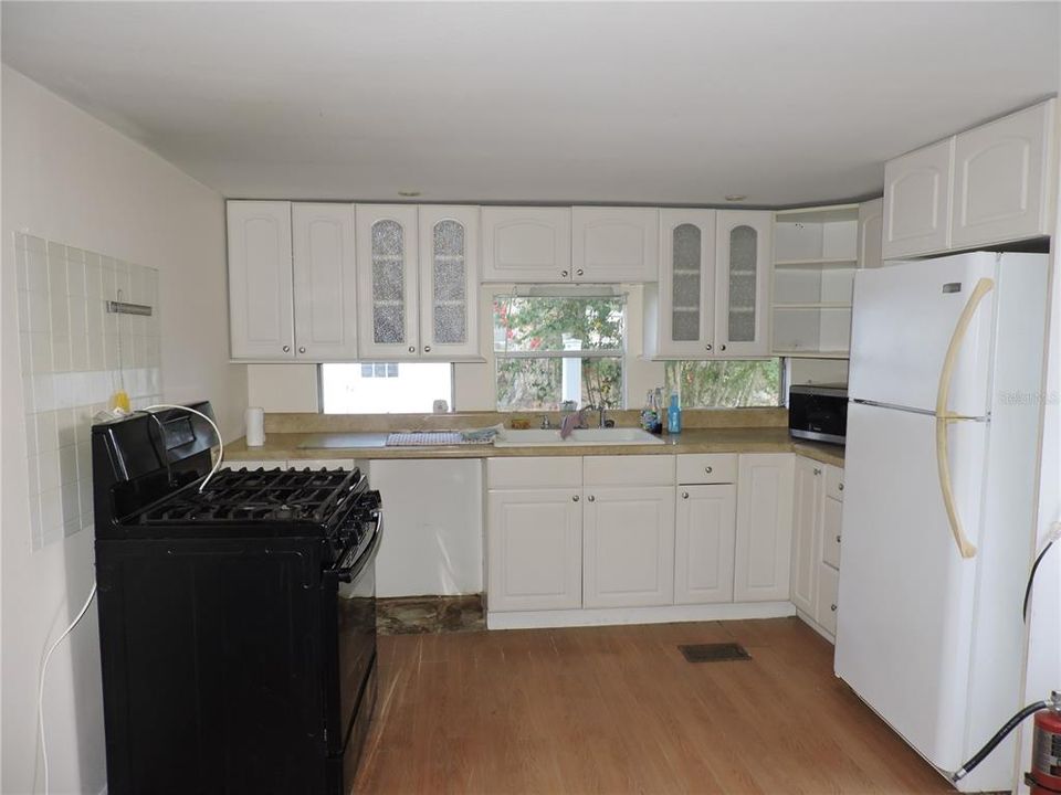 待售: $164,900 (2 贝兹, 1 浴室, 1166 平方英尺)