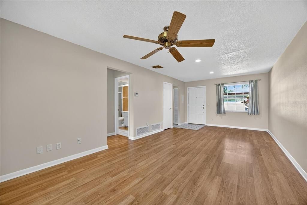 Под контрактом: $109,900 (1 спален, 1 ванн, 645 Квадратных фут)