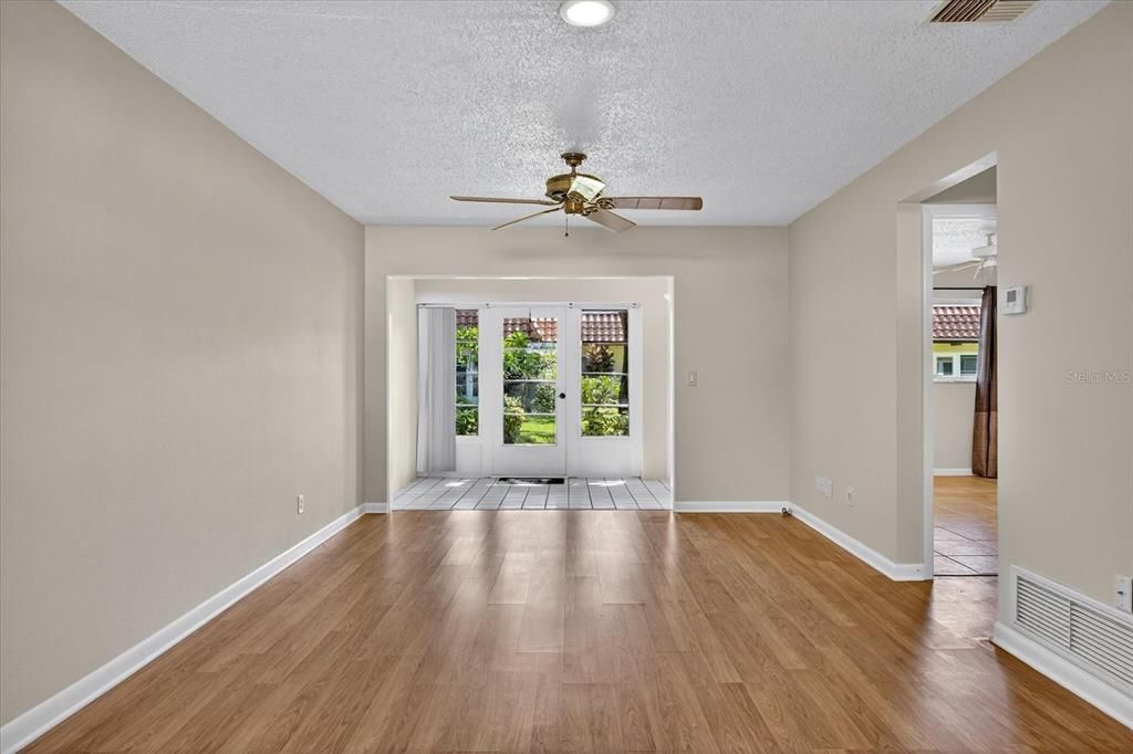 Под контрактом: $109,900 (1 спален, 1 ванн, 645 Квадратных фут)