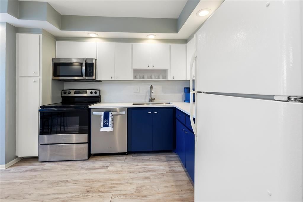 For Rent: $1,600 (1 beds, 1 baths, 954 Square Feet)