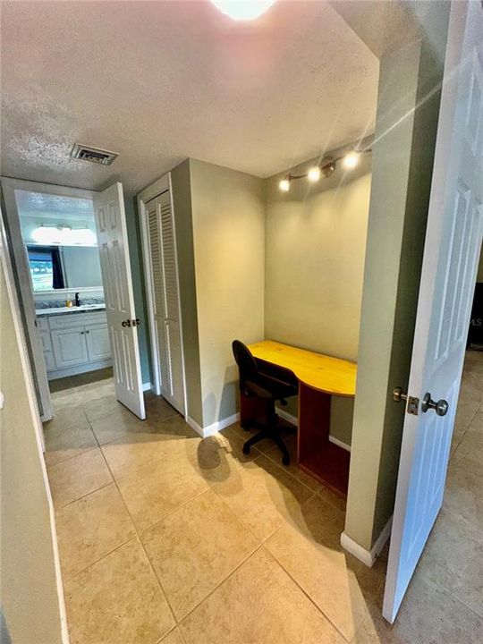 For Rent: $1,600 (1 beds, 1 baths, 954 Square Feet)