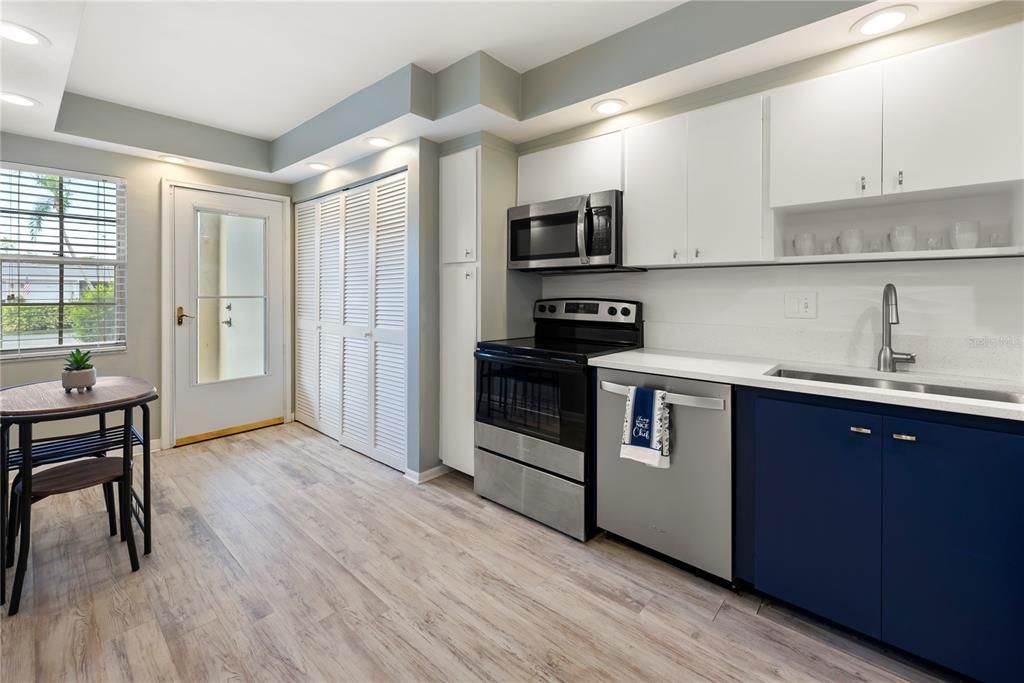 For Rent: $1,600 (1 beds, 1 baths, 954 Square Feet)