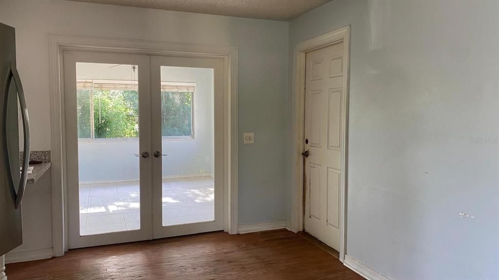 合同活跃: $268,900 (3 贝兹, 2 浴室, 1269 平方英尺)