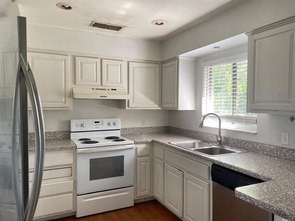 合同活跃: $268,900 (3 贝兹, 2 浴室, 1269 平方英尺)