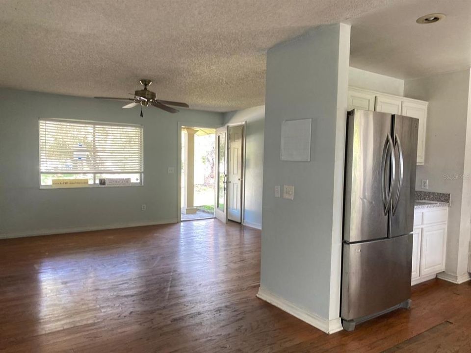 合同活跃: $268,900 (3 贝兹, 2 浴室, 1269 平方英尺)