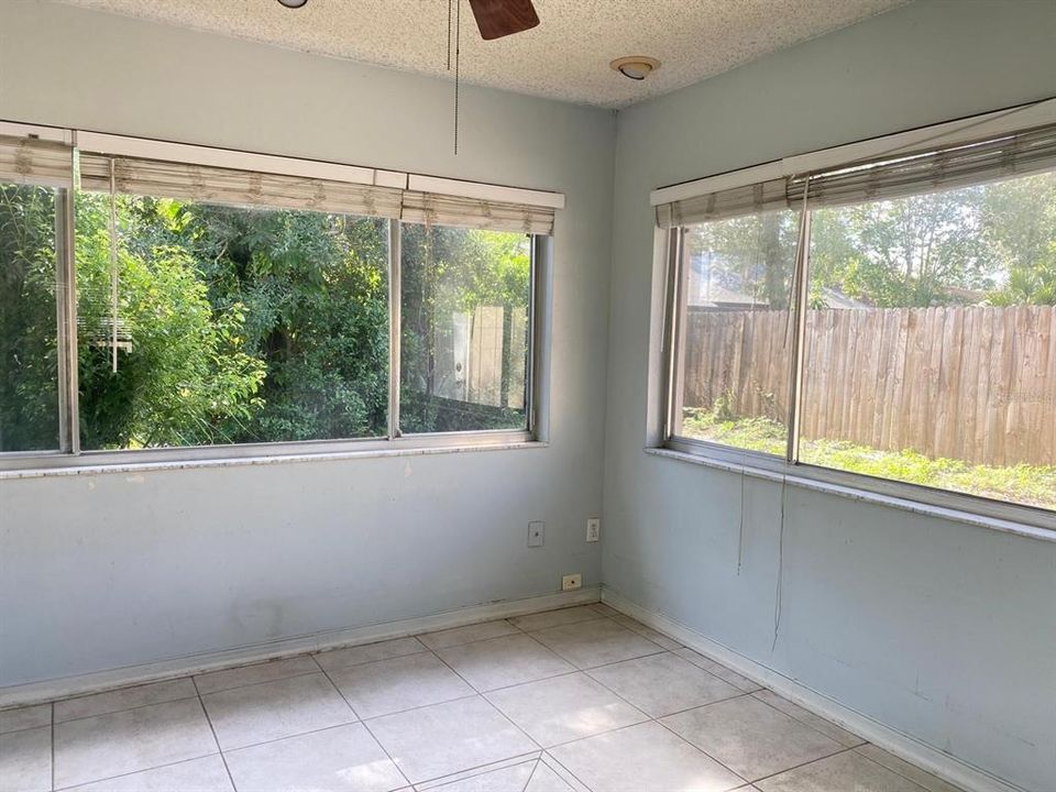 合同活跃: $268,900 (3 贝兹, 2 浴室, 1269 平方英尺)