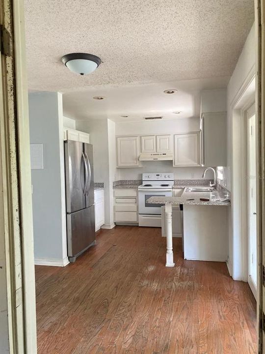 合同活跃: $268,900 (3 贝兹, 2 浴室, 1269 平方英尺)