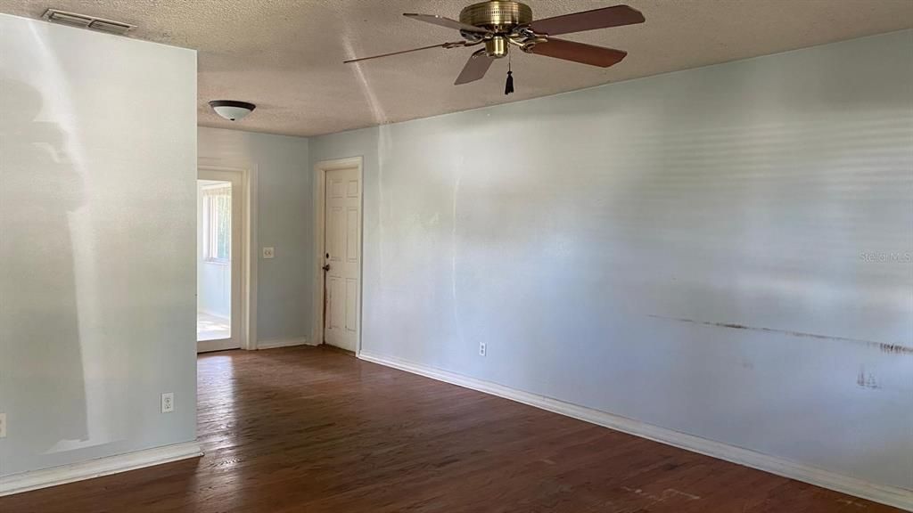 合同活跃: $268,900 (3 贝兹, 2 浴室, 1269 平方英尺)