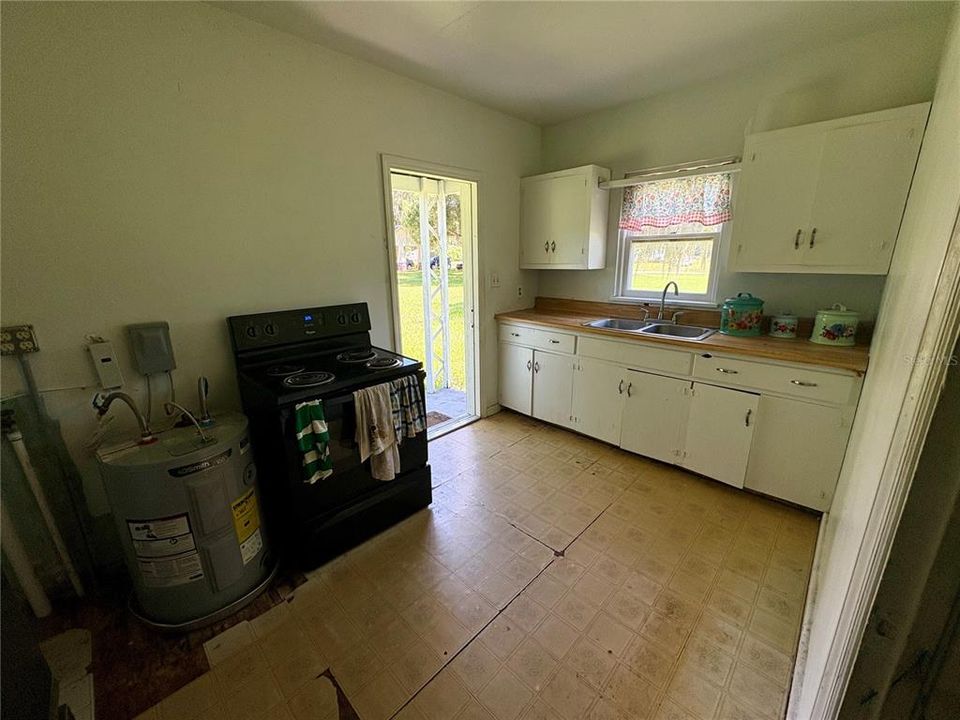 合同活跃: $210,000 (2 贝兹, 1 浴室, 957 平方英尺)