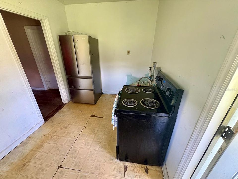 合同活跃: $210,000 (2 贝兹, 1 浴室, 957 平方英尺)