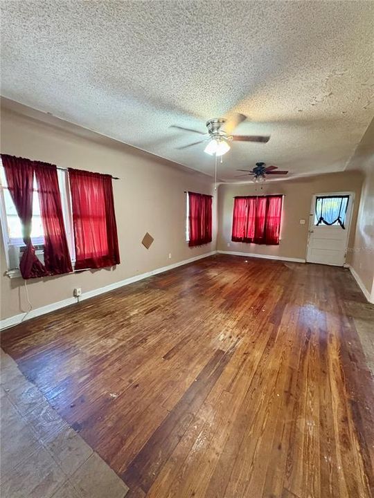 合同活跃: $210,000 (2 贝兹, 1 浴室, 957 平方英尺)