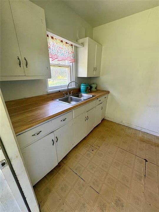 合同活跃: $210,000 (2 贝兹, 1 浴室, 957 平方英尺)