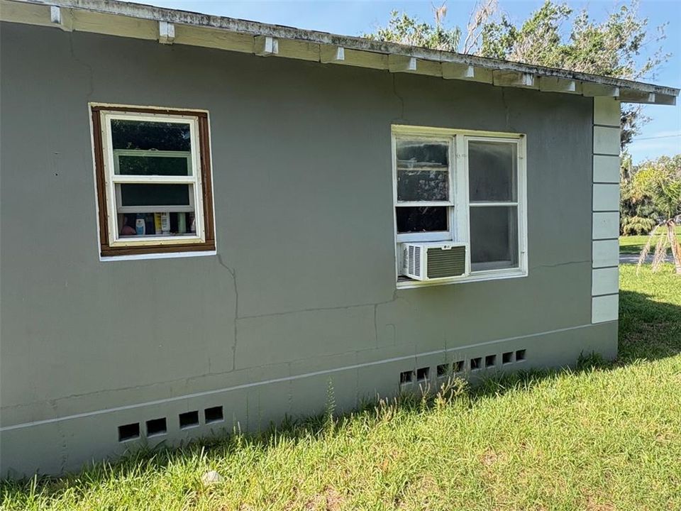 合同活跃: $210,000 (2 贝兹, 1 浴室, 957 平方英尺)