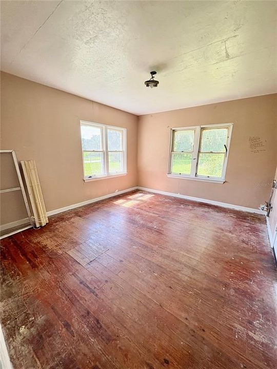 合同活跃: $210,000 (2 贝兹, 1 浴室, 957 平方英尺)