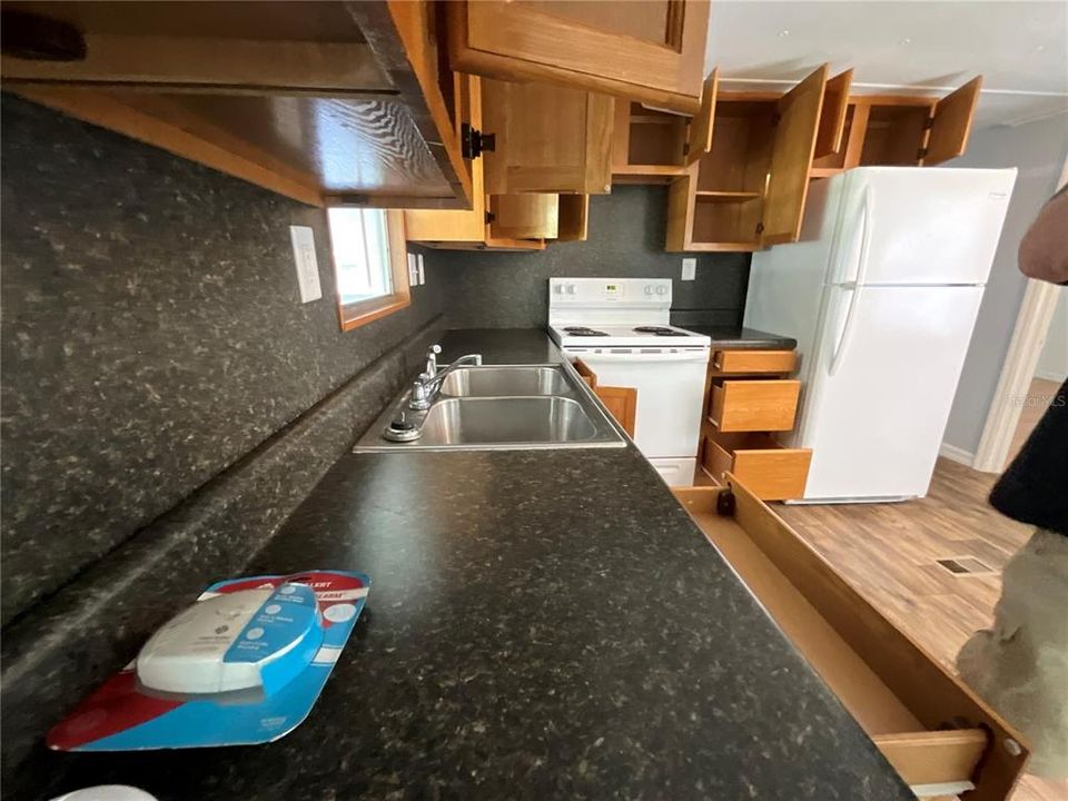 Active With Contract: $147,500 (2 beds, 1 baths, 696 Square Feet)