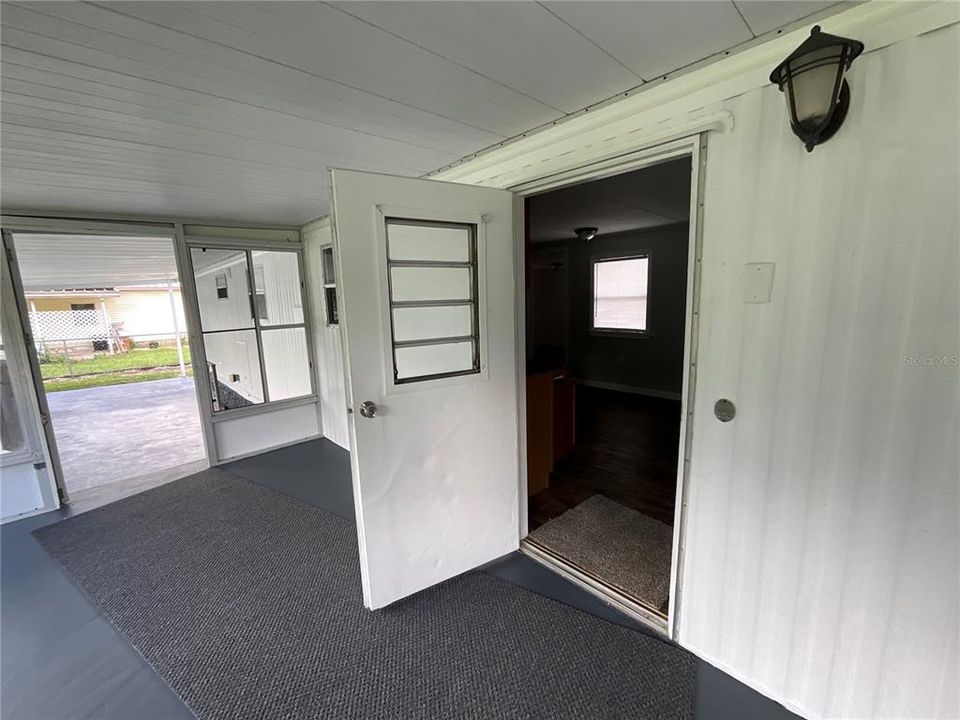 Active With Contract: $147,500 (2 beds, 1 baths, 696 Square Feet)