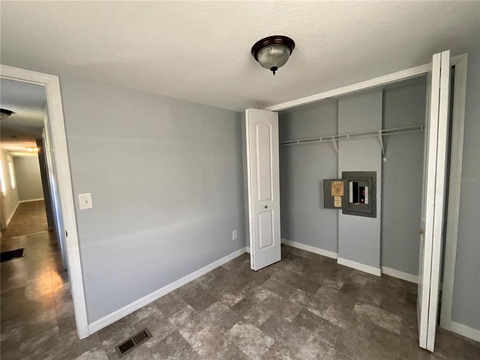 Active With Contract: $147,500 (2 beds, 1 baths, 696 Square Feet)