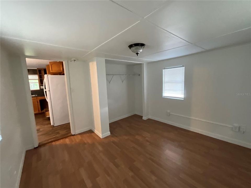 Active With Contract: $147,500 (2 beds, 1 baths, 696 Square Feet)