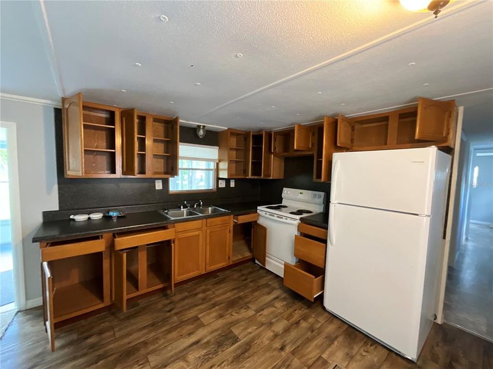 Active With Contract: $147,500 (2 beds, 1 baths, 696 Square Feet)