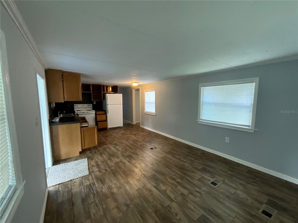 Active With Contract: $147,500 (2 beds, 1 baths, 696 Square Feet)