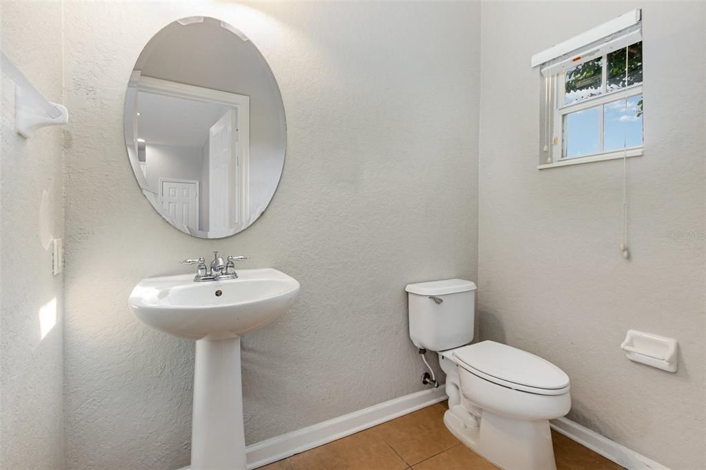 合同活跃: $339,900 (2 贝兹, 3 浴室, 2059 平方英尺)