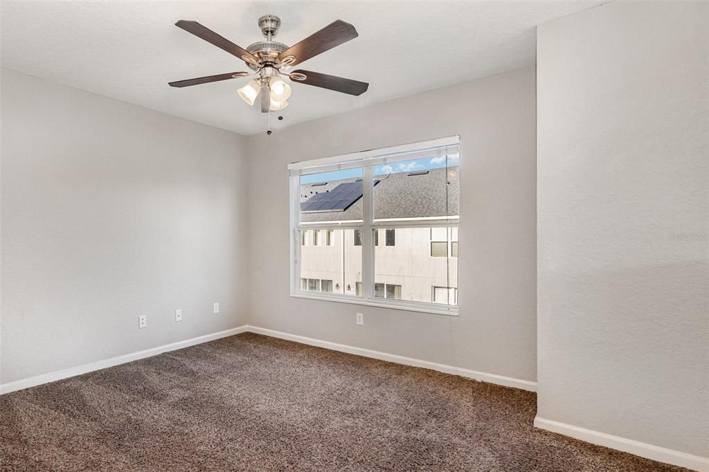 合同活跃: $339,900 (2 贝兹, 3 浴室, 2059 平方英尺)