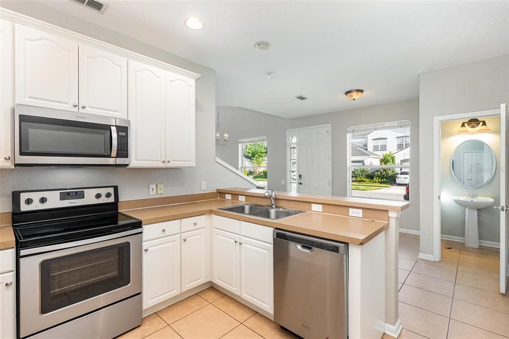 合同活跃: $339,900 (2 贝兹, 3 浴室, 2059 平方英尺)