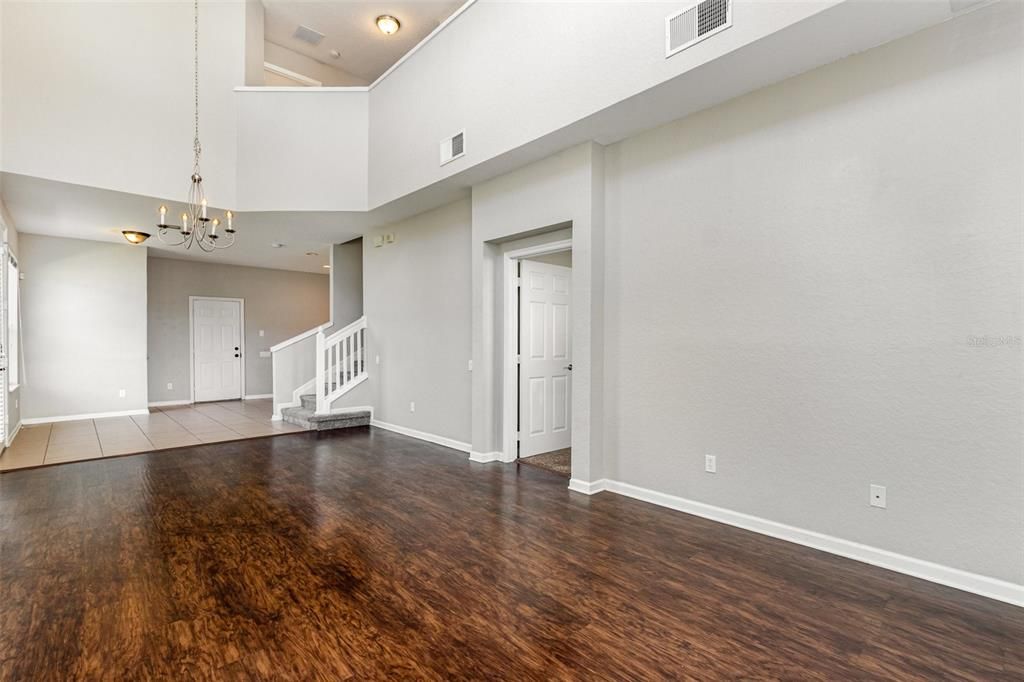 合同活跃: $339,900 (2 贝兹, 3 浴室, 2059 平方英尺)