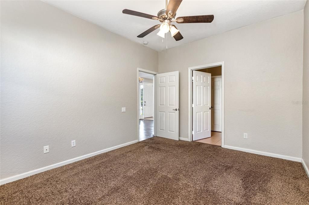 合同活跃: $339,900 (2 贝兹, 3 浴室, 2059 平方英尺)