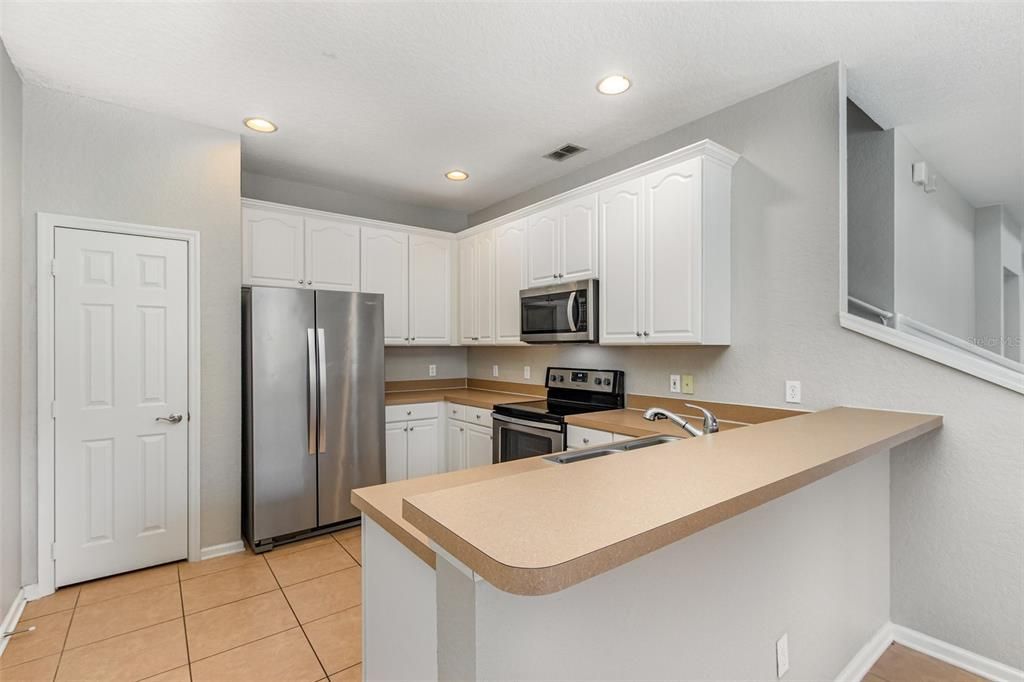 合同活跃: $339,900 (2 贝兹, 3 浴室, 2059 平方英尺)