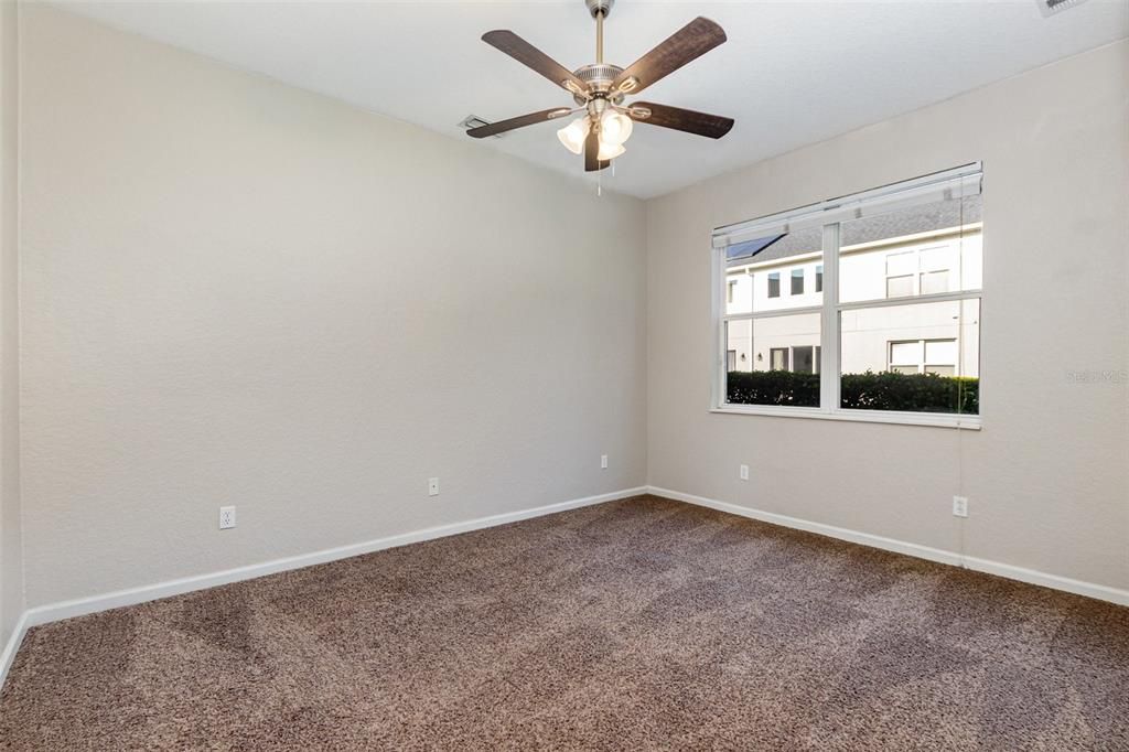 合同活跃: $339,900 (2 贝兹, 3 浴室, 2059 平方英尺)