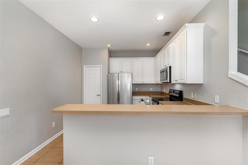 合同活跃: $339,900 (2 贝兹, 3 浴室, 2059 平方英尺)