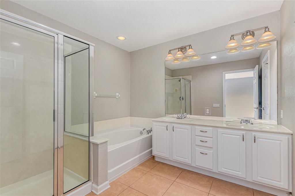 合同活跃: $339,900 (2 贝兹, 3 浴室, 2059 平方英尺)