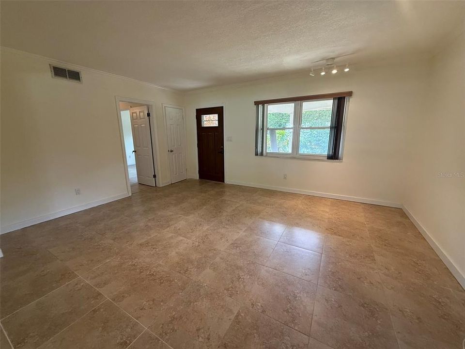 En Renta: $4,295 (3 camas, 2 baños, 1800 Pies cuadrados)