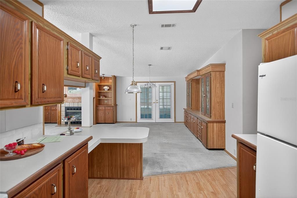 Active With Contract: $159,900 (2 beds, 2 baths, 1682 Square Feet)