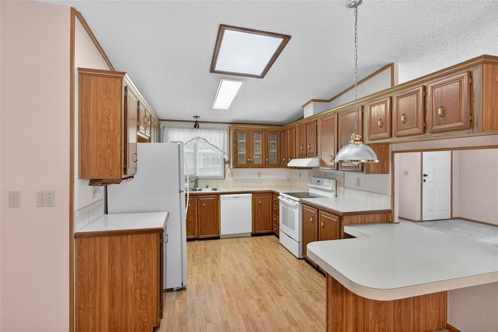 Active With Contract: $159,900 (2 beds, 2 baths, 1682 Square Feet)