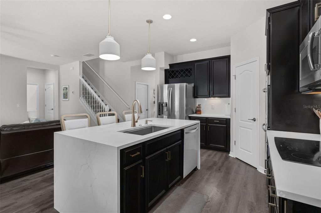 For Sale: $799,999 (4 beds, 3 baths, 2594 Square Feet)