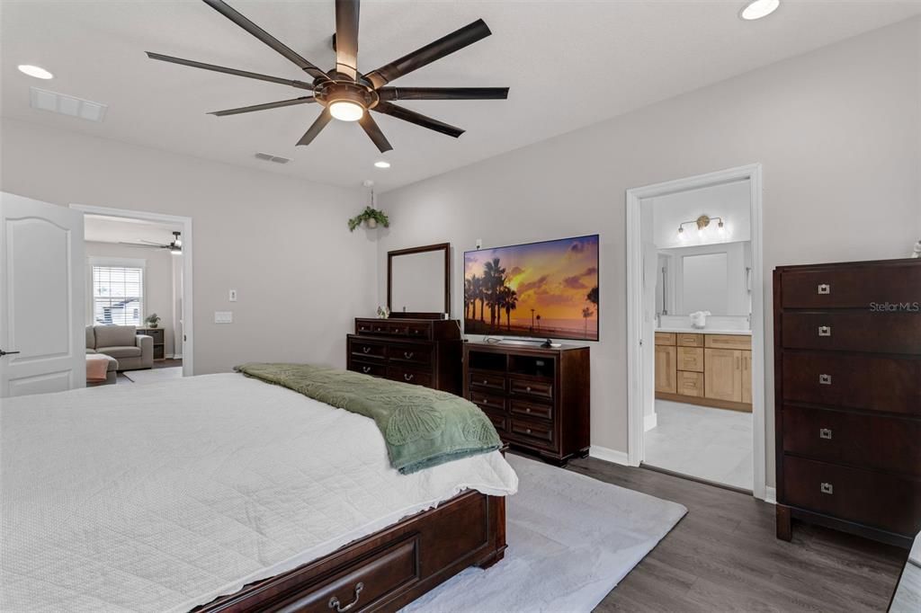 For Sale: $799,999 (4 beds, 3 baths, 2594 Square Feet)