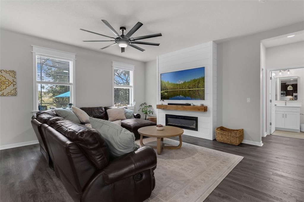 For Sale: $799,999 (4 beds, 3 baths, 2594 Square Feet)