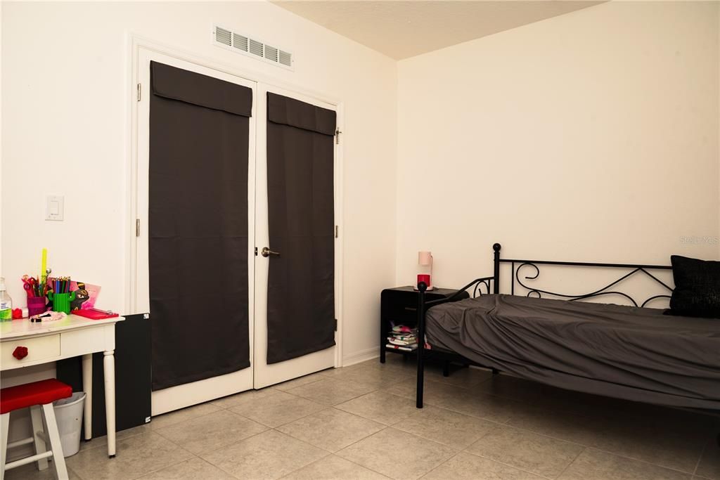 待售: $369,000 (4 贝兹, 2 浴室, 2052 平方英尺)