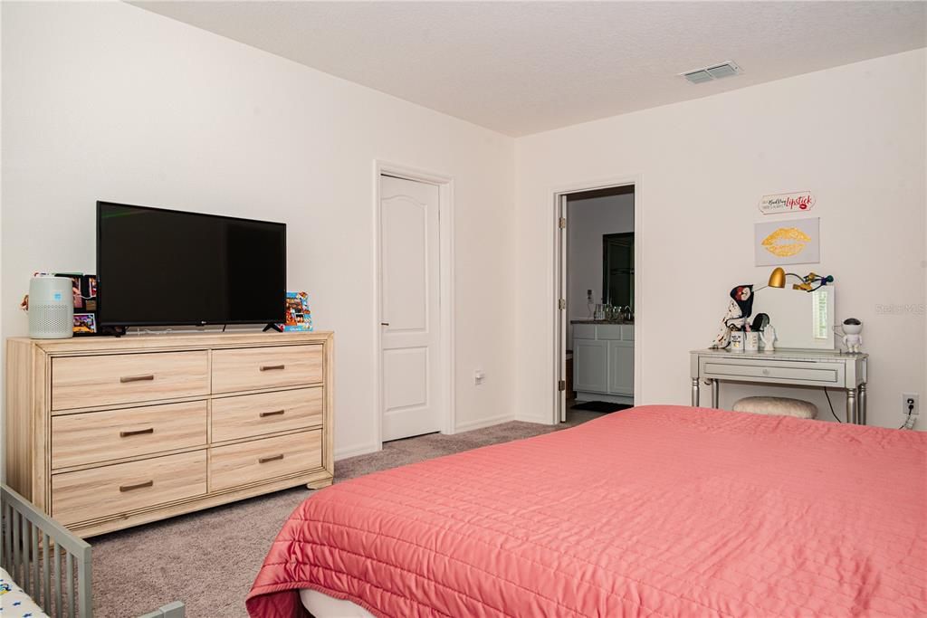 待售: $369,000 (4 贝兹, 2 浴室, 2052 平方英尺)