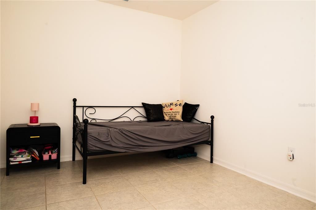 待售: $369,000 (4 贝兹, 2 浴室, 2052 平方英尺)