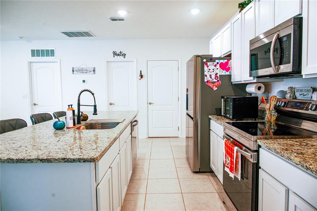 待售: $369,000 (4 贝兹, 2 浴室, 2052 平方英尺)