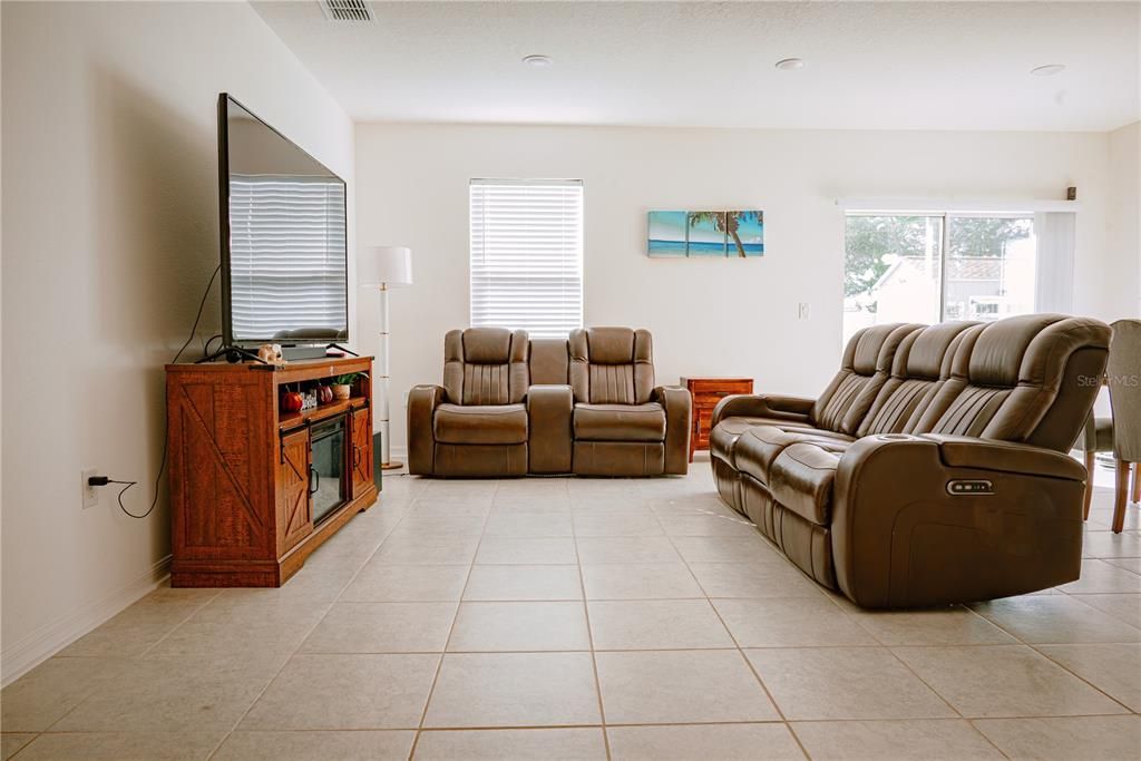 待售: $369,000 (4 贝兹, 2 浴室, 2052 平方英尺)