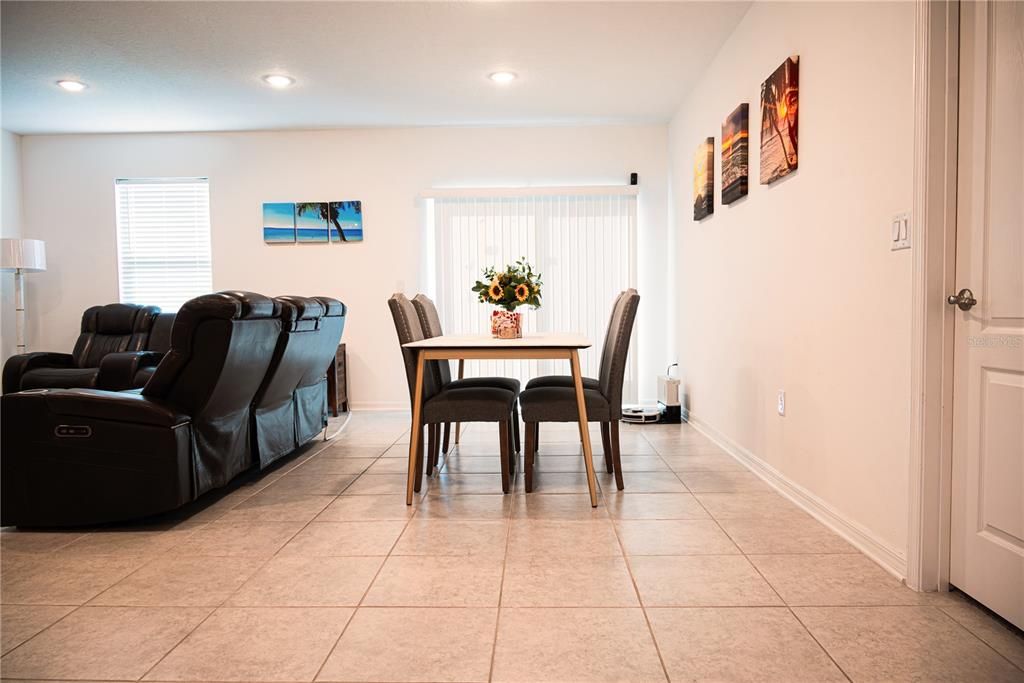 待售: $369,000 (4 贝兹, 2 浴室, 2052 平方英尺)