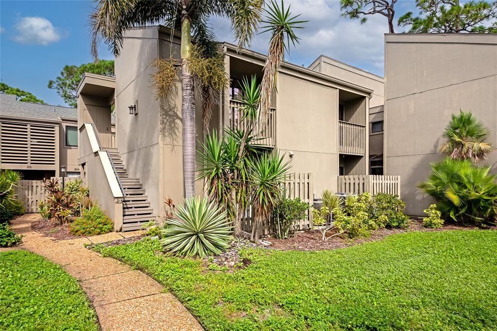 Недавно продано: $230,000 (2 спален, 2 ванн, 1325 Квадратных фут)