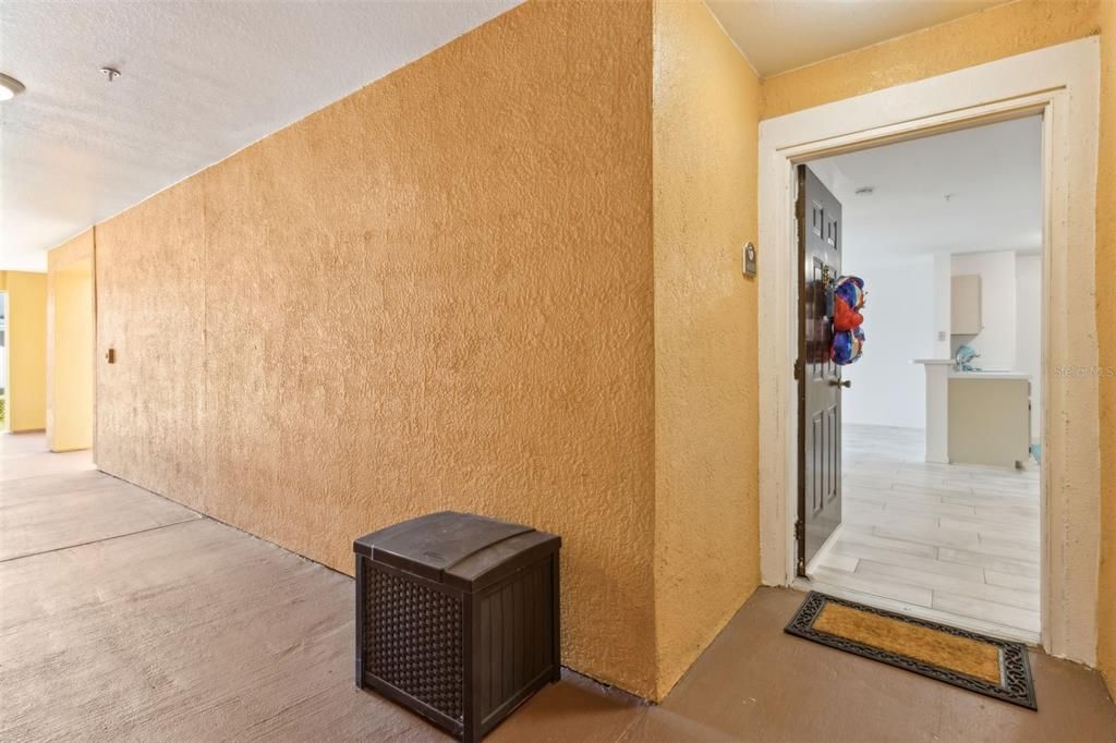 合同活跃: $169,000 (1 贝兹, 1 浴室, 734 平方英尺)