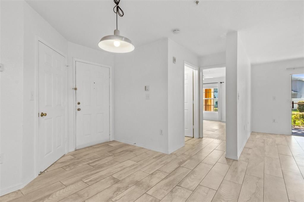 合同活跃: $169,000 (1 贝兹, 1 浴室, 734 平方英尺)