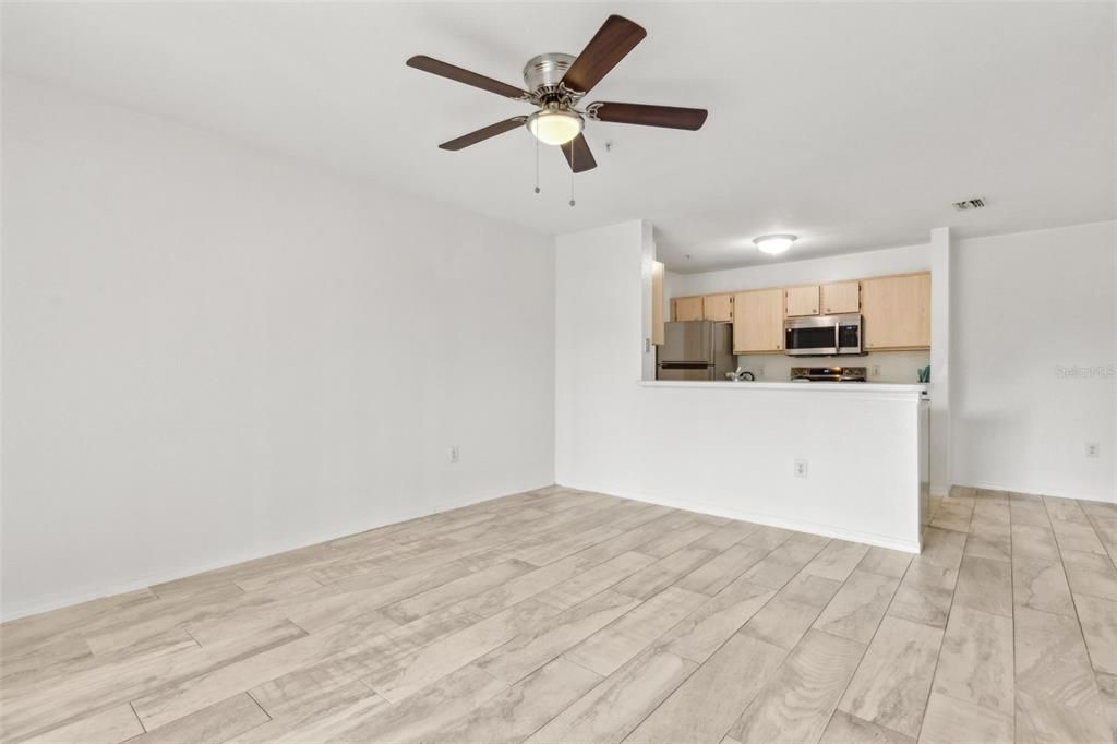 合同活跃: $169,000 (1 贝兹, 1 浴室, 734 平方英尺)